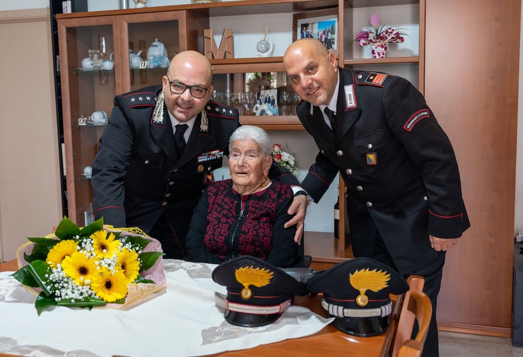 I Carabinieri di Modica per il 100° compleanno di Giorgia, che ringrazia e benedice